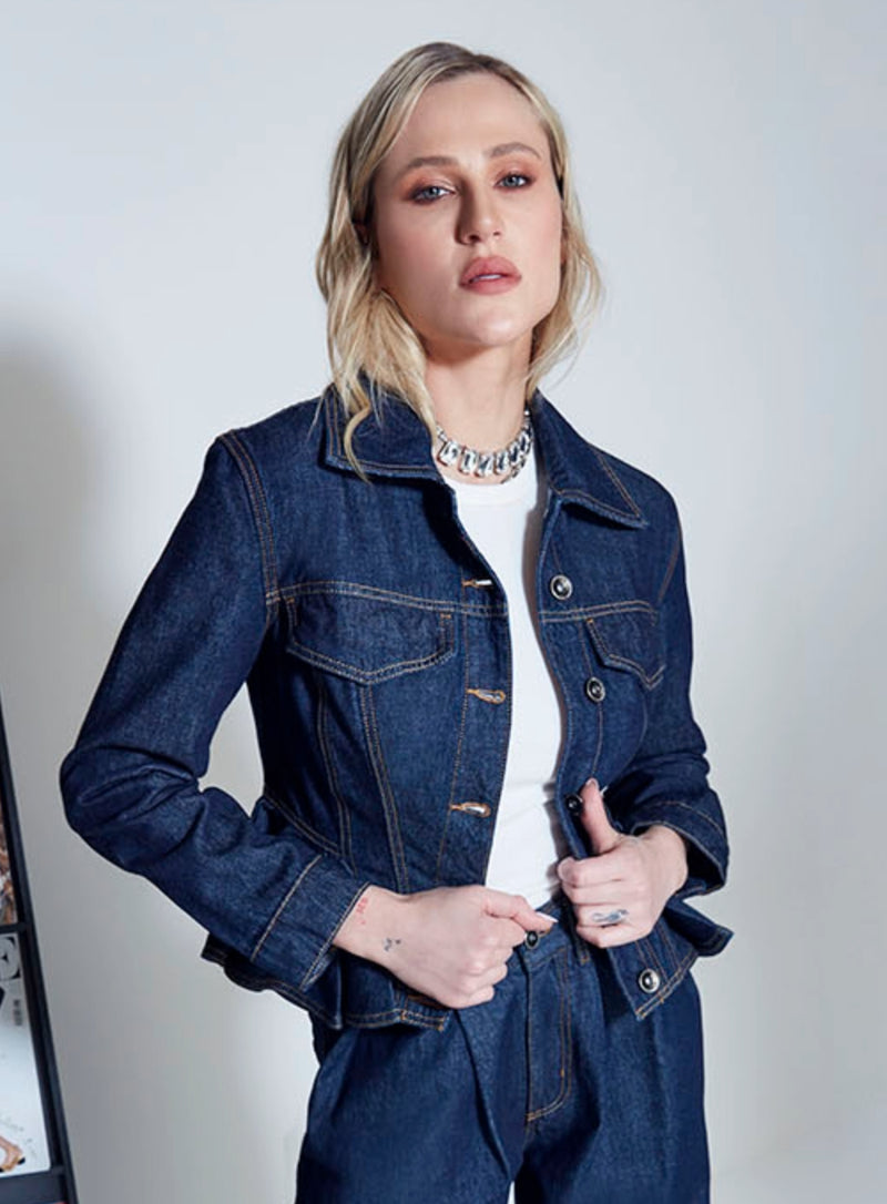 JAQUETA JEANS EM ALFAIATARIA COM BABADOS – COLCCI