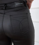 Calça Jeans Feminina Bengaline Justa Etiqueta de Couro Calvin Klein Jeans